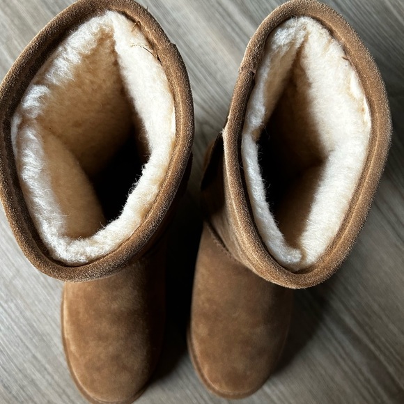 BearPaw, Classic Brown Suede Boots Sz 6/7. - Picture 5 of 8
